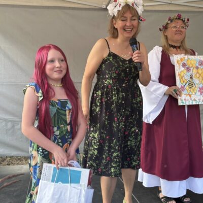 laureatka konkursu i zdobywczyni grand prix z obrazem na licytację