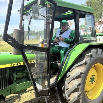 sołtys wsi w traktorze przebrany za konika polnego