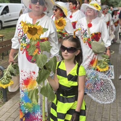 dziewczynka przebrana za pszczołę ma okulary i skrzydła w tle zespól lejdis