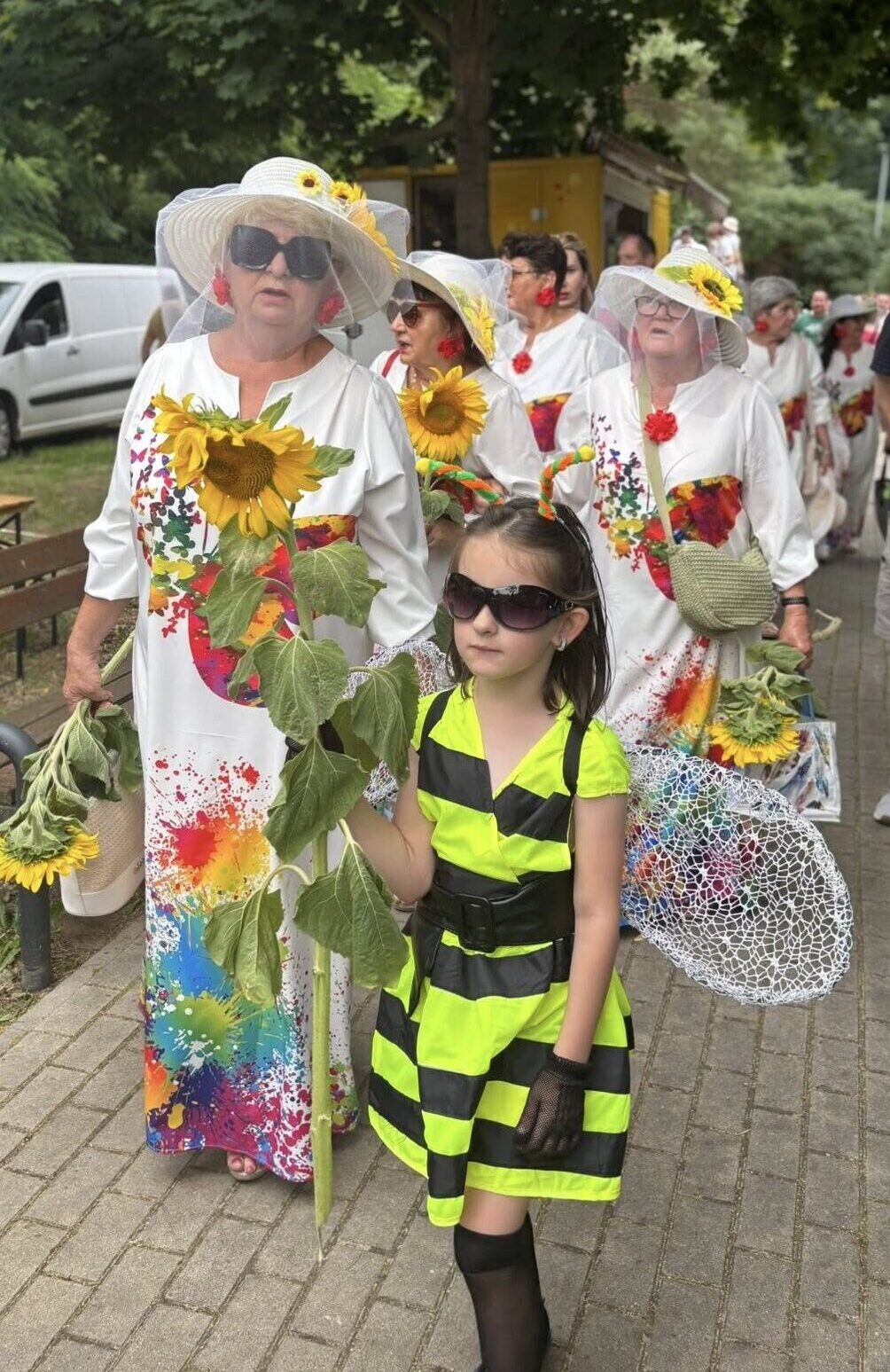 dziewczynka przebrana za pszczołę ma okulary i skrzydła w tle zespól lejdis