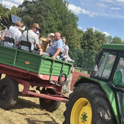 orkiestra jedzie na przyczepie i gra