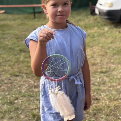 dziewczynka z łapaczem snów który zrobiła na warsztatach