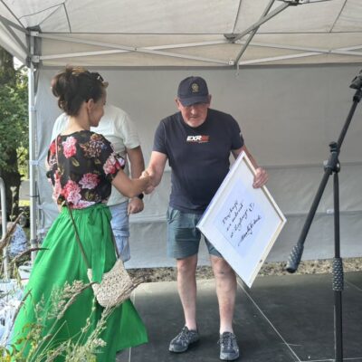 przekazanie przez artyskę obrazu wygranego na licytacji