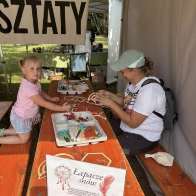 ludzie pod namiotem z warsztatami robią receptury herbat