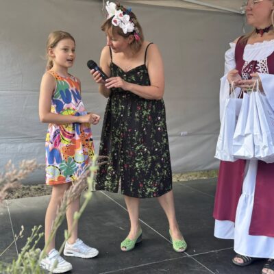 kobieta z dziewczynką na scenie rozmawiają