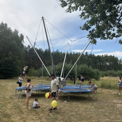 eurobungee dzieci skaczą dorośli patrzą