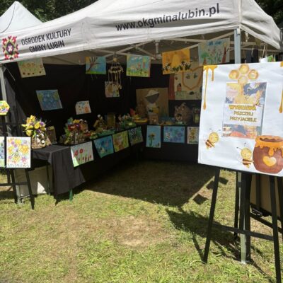 wystawa pszczeli przyjaciele, rysunki i prace z pszczołami