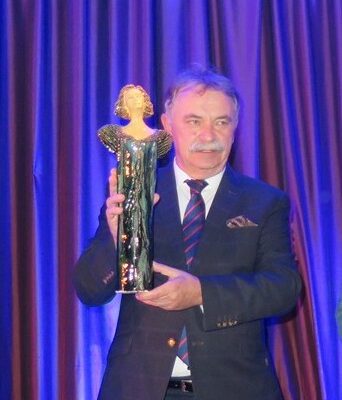 Tadeusz Kielan z Aniołem w dłoniach na scenie