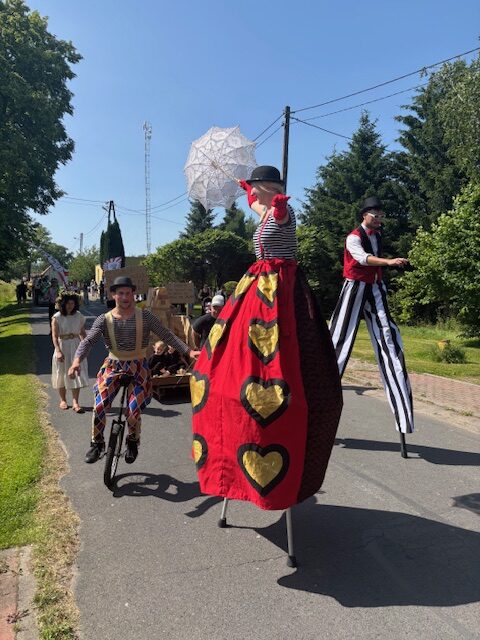 cichy teatr i lokomotora prowadża korowód