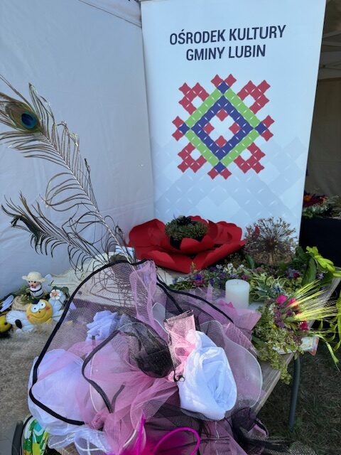 kapelusze na konkurs w różnych kolorach