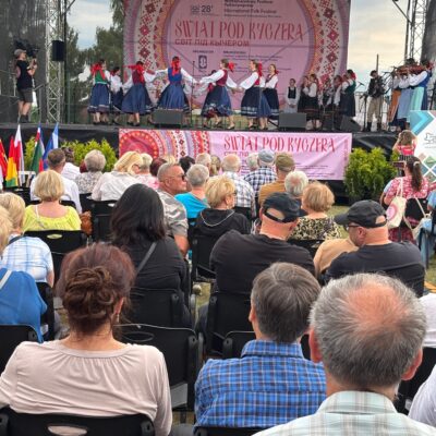 ludzie oglądają występ świat pod kyczerą