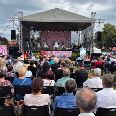 ludzie oglądają występ świat pod kyczerą