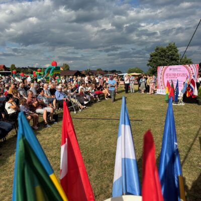 duża grupa ludzi ogląda występy, siedza na krzesłach