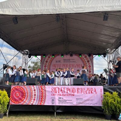 zespół dzieci na scenie tańczy