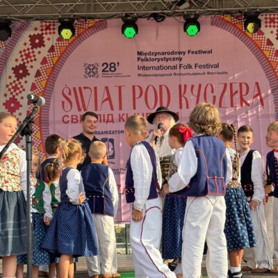 Radny wręcza dzieciom podziękowanie