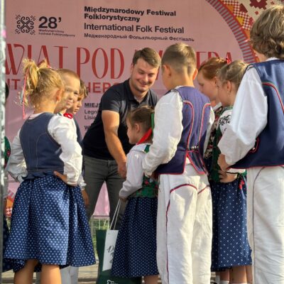 Radny wręcza dzieciom podziękowanie