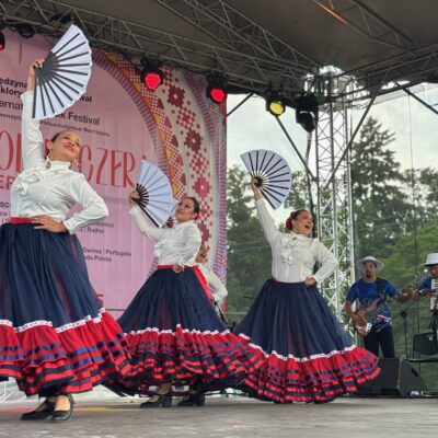 kobiety tańczą z wachlarzami na scenie