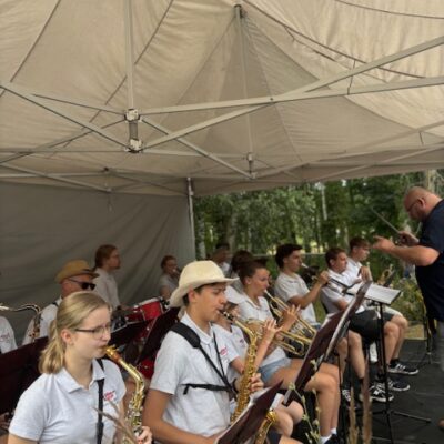 orkiestra na scenie gra na instrumentach dętych