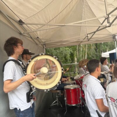 orkiestra na scenie gra na instrumentach dętych