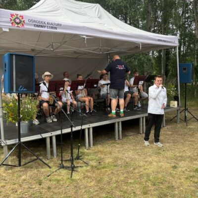 orkiestra na scenie gra na instrumentach dętych