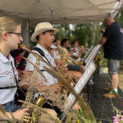orkiestra na scenie gra na instrumentach dętych
