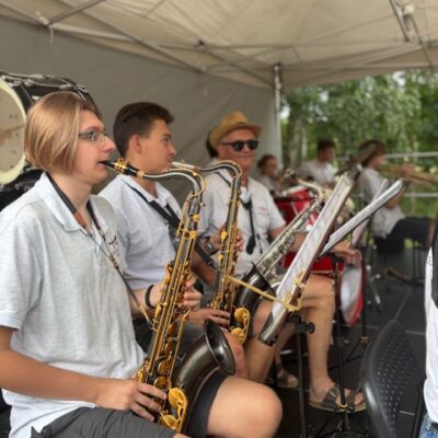 orkiestra na scenie gra na instrumentach dętych