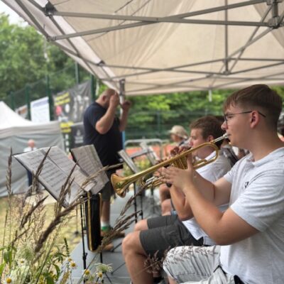 orkiestra na scenie gra na instrumentach dętych