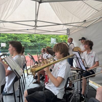 orkiestra na scenie gra na instrumentach dętych