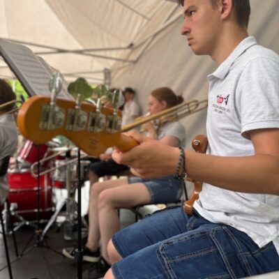 orkiestra na scenie gra na instrumentach dętych