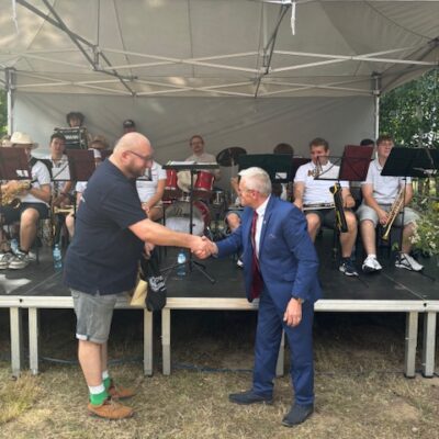 wreczenie podziękowania dla orkiestry od prezesa chórów i orkiestr