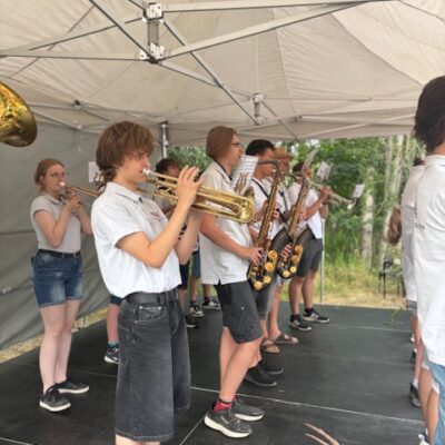 orkiestra na scenie gra na instrumentach dętych