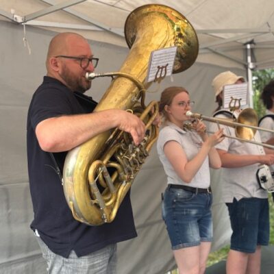 orkiestra na scenie gra na instrumentach dętych