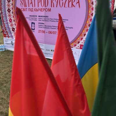 flagi państw w tle napis światpod kyczera