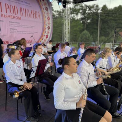 orkiestra na scenie na krzesłach z instrumentami