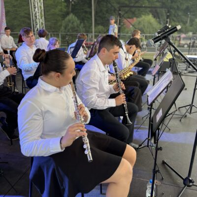orkiestra na scenie na krzesłach z instrumentami