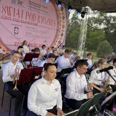 orkiestra na scenie na krzesłach z instrumentami