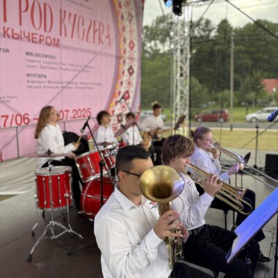 orkiestra na scenie na krzesłach z instrumentami