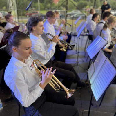 orkiestra na scenie na krzesłach z instrumentami