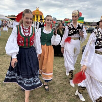 trzy kobiety w folkowych sukienkach