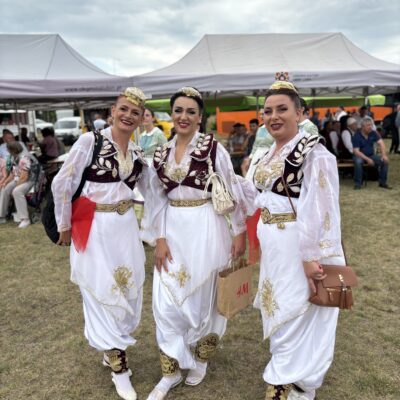 trzy kobiety w takich samych strojach