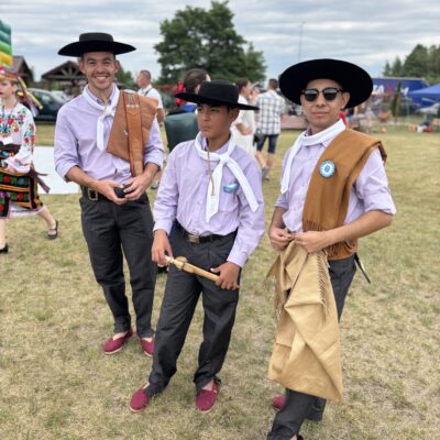 argentynczycy w kapeluszach pozują do zdjęcia