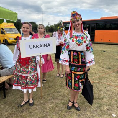 kobieta z ukrainy w barwnej kreacji