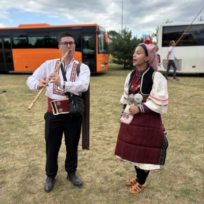 mężczyzna gra na flecie kobieta śpiewa za scena