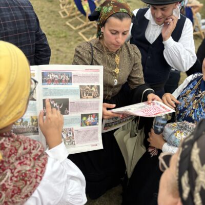 ludzie ogladają gazety kyczera
