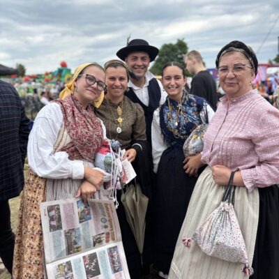 ludzie pozują z gazetami kyczera do zdjęcia