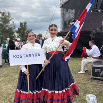 kobiety z kostaryki w granatowo czerwonych sukniach z flagą