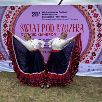 kobiety z kostaryki pozują w sukniach na tle baneru swiat pod kyczerą