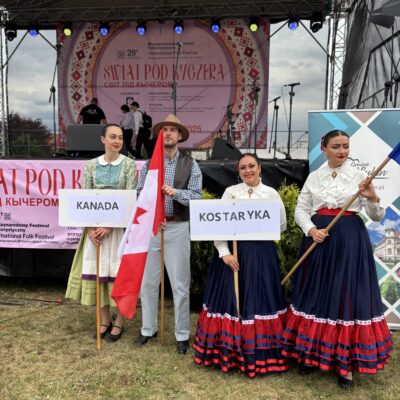 przedstawiciele kostaryi i kanady przed sceną