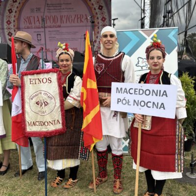 przedstawiciele macedonii przed sceną