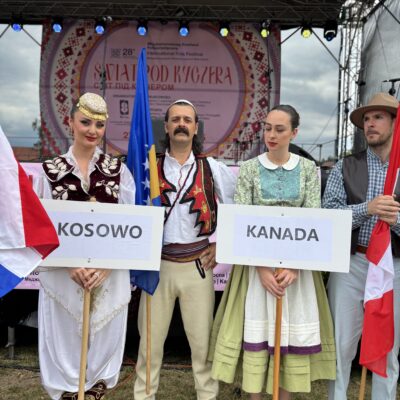 przedstawiciele kossowa i kanady pzed sceną